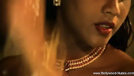 Aşağı inmeyip ayağa kaldırıyor