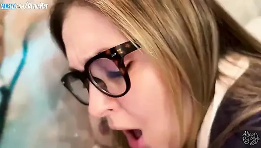 Orta yaşlı seksi üvey anne üvey oğlunu mastürbasyon yaparken yakalıyor