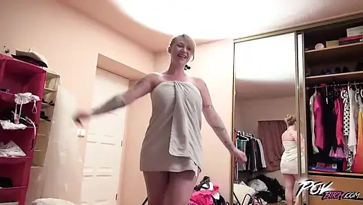 Şehvetli minx yarak görünce kontrolünü kaybediyor