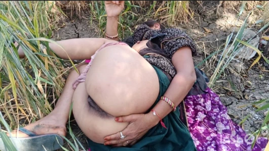 Abimin karısı açık ormanda güzel vücudunu yarak için okşuyor erkek kardeşimin karısı açık havada desi