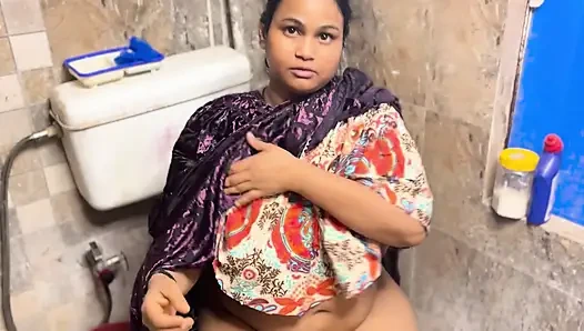 Padosan ile tüm gece durmadan ateşli banyoda sikişiyor