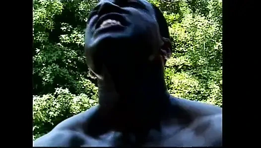 Harika genç zenci kız ağzına boşalana kadar canavar zenci yarağının tadını çıkarıyor