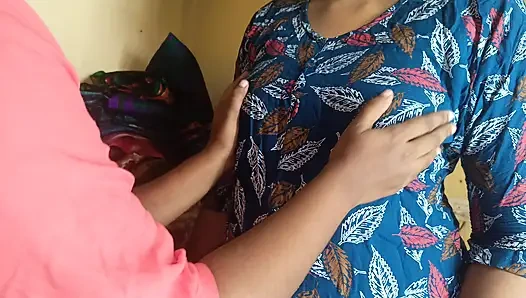 Üniversiteli kız üvey kız kardeşiyle lezbiyen