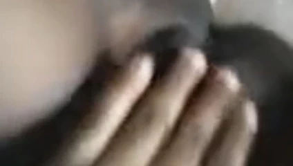 African kraliçe güzel kedi ile oynuyor