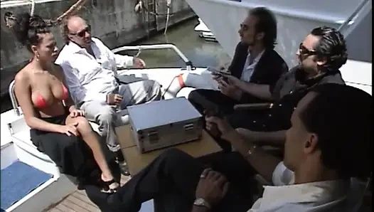 Kızıl saçlı kız üçlü grup seks nostaljik yarak emiyor