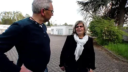 Orta yaşlı seksi kadın sikişiyor ve emiyor