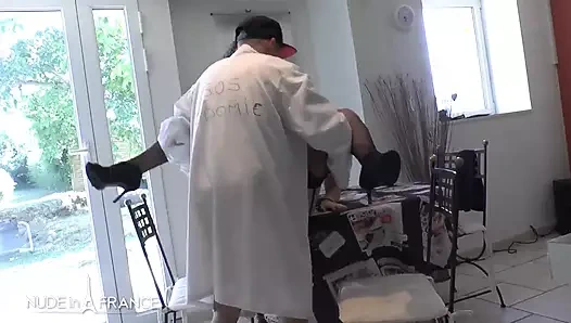 Azgın bir ev hanımı için ilk kez götünü siktiriyor ve sos sodomy uzmanımızla dölleniyor