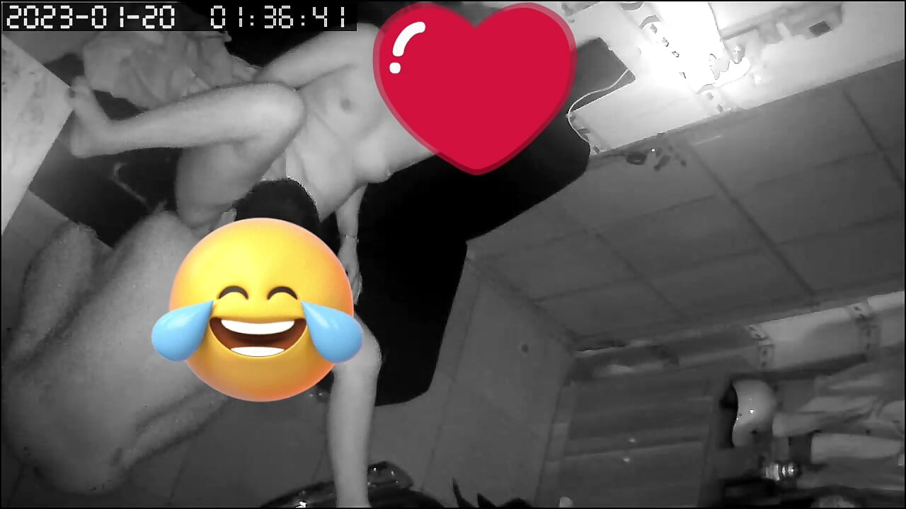 Evli çift kanepede sevişiyor - anılar için yakalanan samimi an