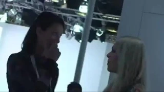 Motor şovuna iki kız çıplak ayak