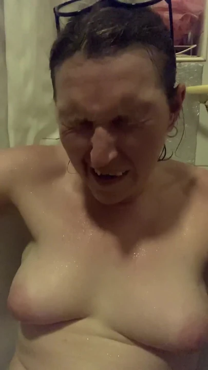 Незабываемый момент из "Горячая и возбужденная в ванне! Настоящее видео, которое я прислал удивительно мясистму человеку, зачем я хочу трахнуть и унизить его"