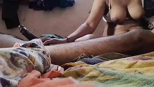 Sürtük bir hemşire kocasının yarağını emiyor