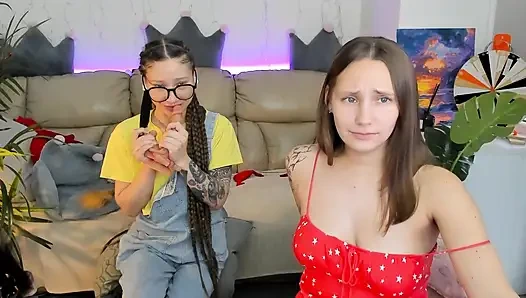 2 fahişe görüntülü görüşmede iş görüşmesi yapıyor ve geçmek için soyunmaya başladı