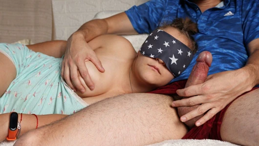 Üvey annem kanepede uyandım ve ağzına boşaldım