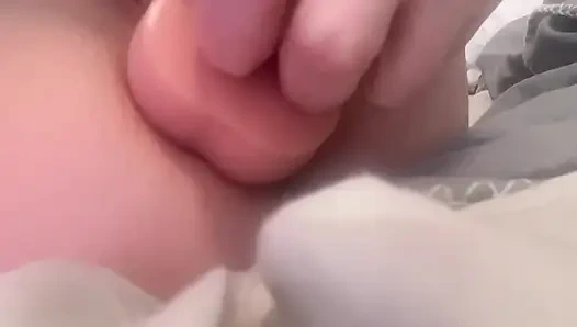 Yaramaz kız evde tek başına götten ve amından zevk alıyor