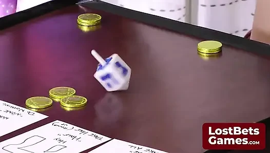 Striptiz dreidel her İbrani mektubuyla kıyafetlerini döküyor