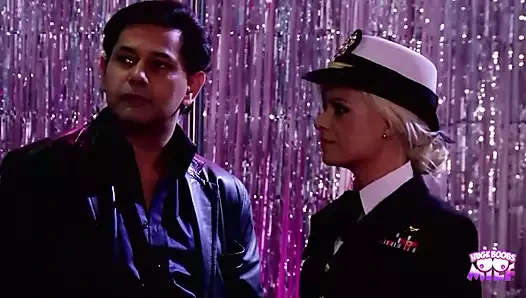 İki sarışın çarpıcı bir performans veriyor ve ödül olarak sikiliyor