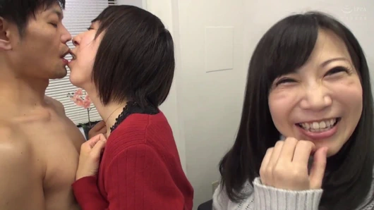 İki en iyi amatör kız: elle muameleyi azdırırken ıslak Fransız öpüşmesi 2 özel sürüm