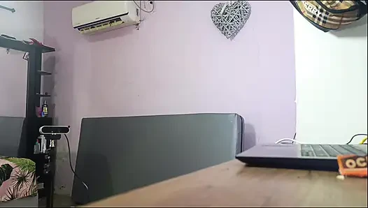 Büyük götlü esmer sıkı amcığını kırarken onu kaydetmeme izin veriyor