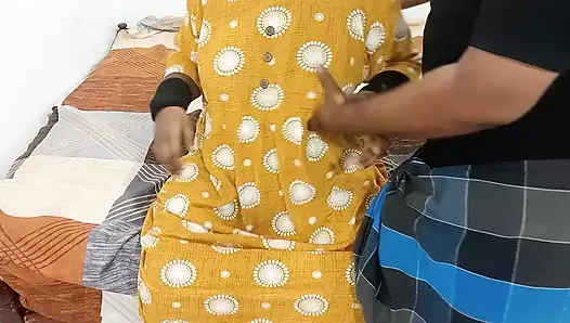 Kremsi amcıklı Tamil evli kadın sert sikişiyor ve edepsizce konuşuyor