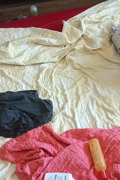Mateur evli kadın boşalana kadar bana elle muamele çekiyor, ateşli amatör çift yatak odasında ön sevişme