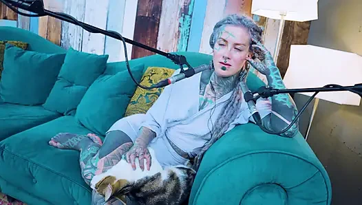 E - empati hakkında konuşuyorum - asmr podcast sfw konuşuyor gotik sıska kız dreadlocks dövmeli model dövmeli kız