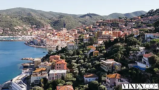 Vixen ateşli sarışın turist Nicole Nixon tatil seks macerasında yabancı tarafından dolduruluyor