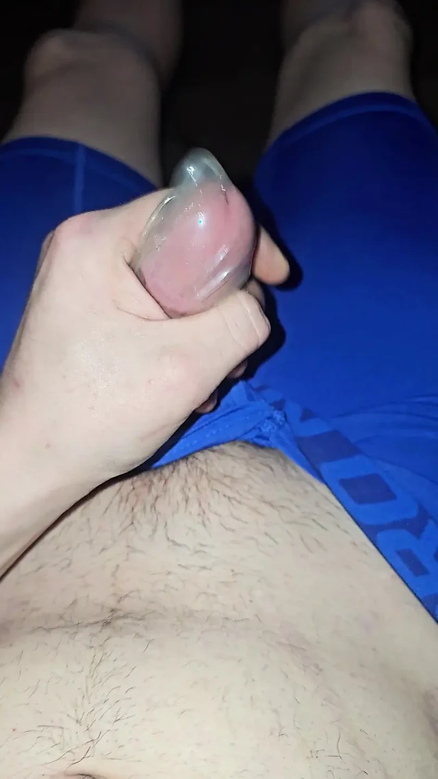 Mavi Nike pro taytlı iç çamaşırımı giyerken mastürbasyon yapıyorum ve prezervatifin içine boşalıyorum
