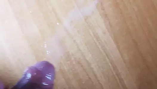 Nach 4 Tagen ohne Wichsen grosse Ladung abgespritzt!