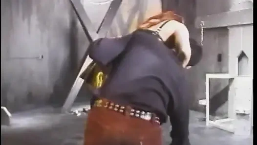 Горячая домина в коже с отличным телом ставит мужика в зажимы