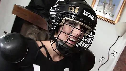 Kısa saçlı orta yaşlı seksi kadın seks oyuncaklarını seviyor