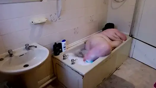 İri güzel kadın banyo yapmaya çalışır, sığabilir mi?