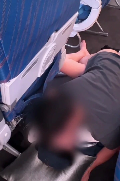 Kabin görevlisi ve yemek yerine servis ediliyor