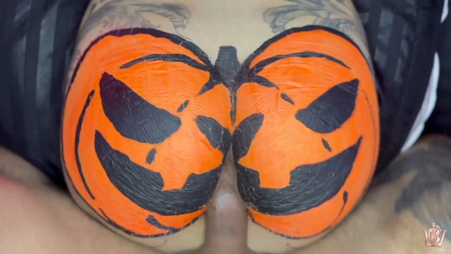 Valentina Badillo'nun büyük kıçında Cadılar Bayramı balkabağı cosplay'i