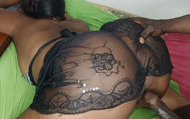 Üvey Kız Kardeşimin En Iyi Arkadaşı, Büyük Köpek Poposuyla Yatağımda Mutlu Noeller Diler