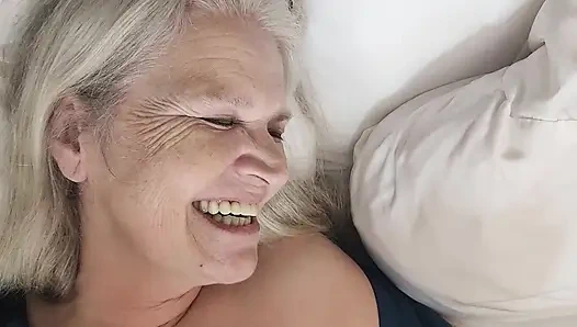 Ешь мою красивую киску! 15 минут горячей милфы-толстушки, позволяющей своему другу отлизать ее влагалище!