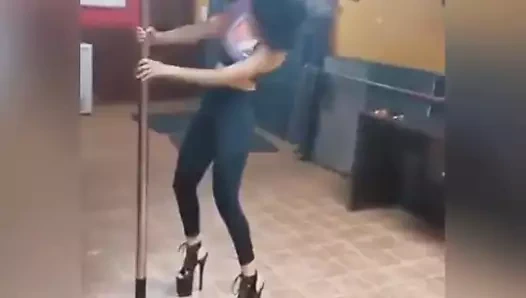 Pendeja bailando rico