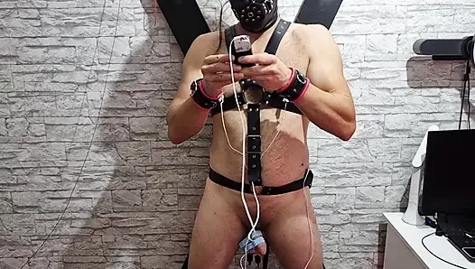 Orta yaşlı seksi kadın dominatrix sub'un götünü genişletiyor