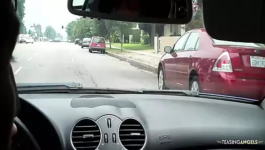 Sokakta bir yabancıyı alıyor ve amını sert bir şekilde eve sokuyor