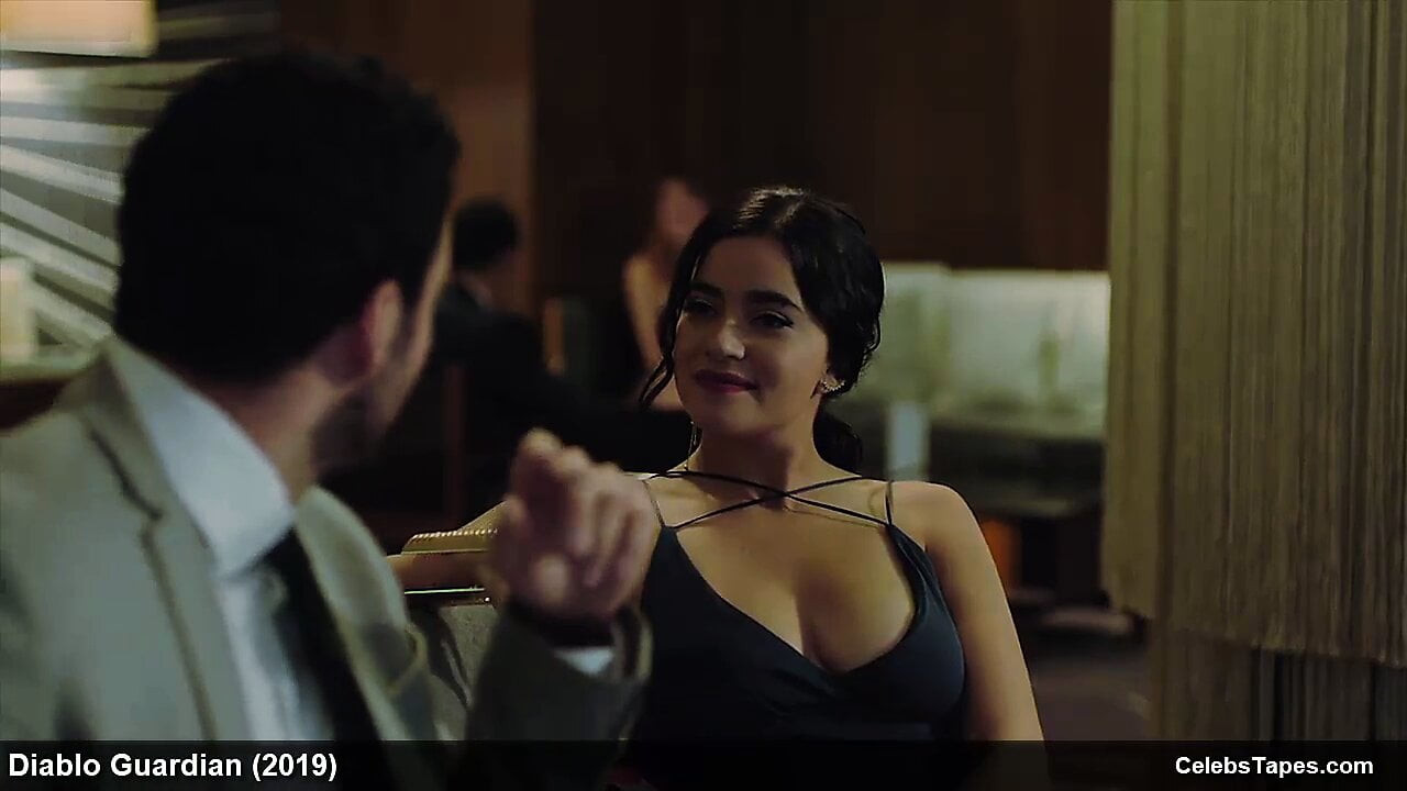 Paulina gaitan üstsüz ve erotik film sahneleri