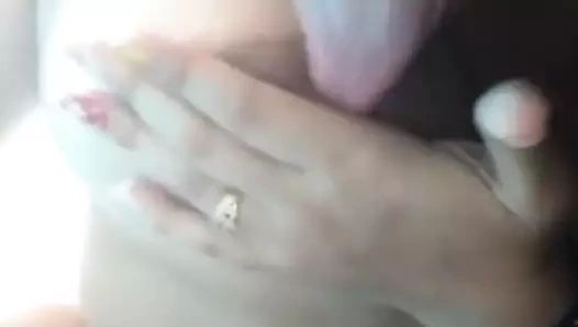 Kendi meme ucunu yalıyor