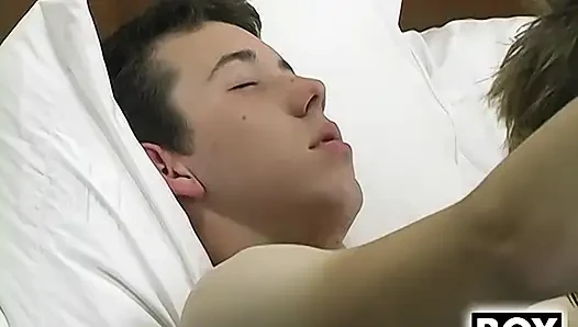 Minyon twinks Michael Stone ve Johnathan Bradley anal sikişiyor
