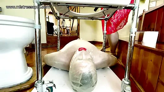 Dominatrix sahibe April - kölelerin sabah görevleri