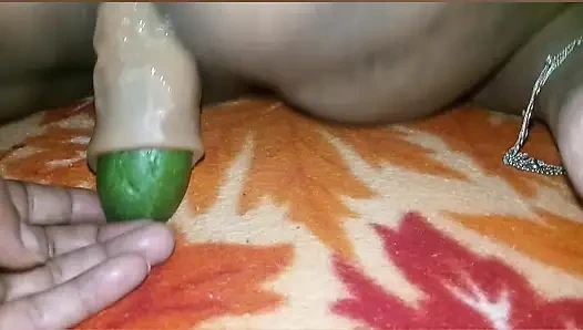 Savita yenge amına silikon salatalık koyarak sikiliyor.