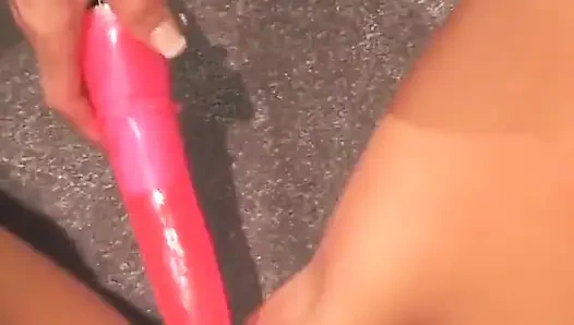 Sarışın güzel esmer baştan çıkarıcı kadın tarafından yalanıyor