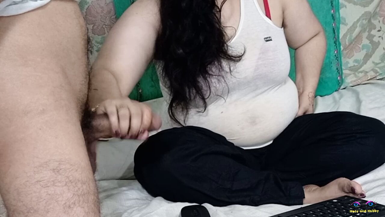 Netu arkadaşına seksi elleriyle bir handjob verir, sonra canlı performans sırasında horozunu kıllı koltuk altlarına ovuşturur