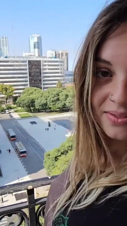 "Üvey erkek kardeşim pijamalarını ve vibratörünü benimle prömiyer yapıyor"dan büyüleyici bir an.