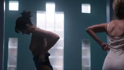 Alison brie - 'glow' s1e01 (ses yok, soyunuyor)