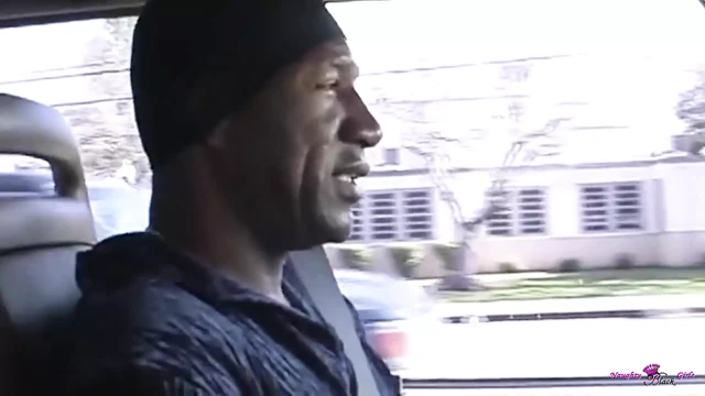 Sevimli zenci kız kovboy kız pozunda şişman yarakla sikilirken edepsizce konuşuyor
