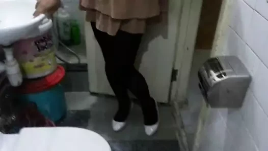 Siyah külotlu çorap teaser 26 ile beyaz patent pompaları