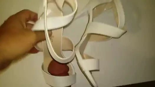 Kahrolası ve sağladım yeni beyaz sandaletler